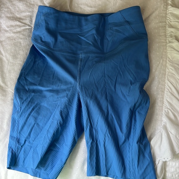 LuluLemon ribbed high waist biker shorts, size 4 periwinkle color - Picture 2 of 5